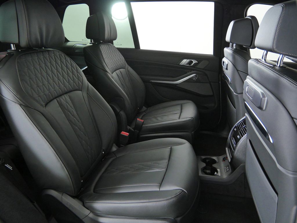 Thumbnail: 2026 BMW X7 - 26