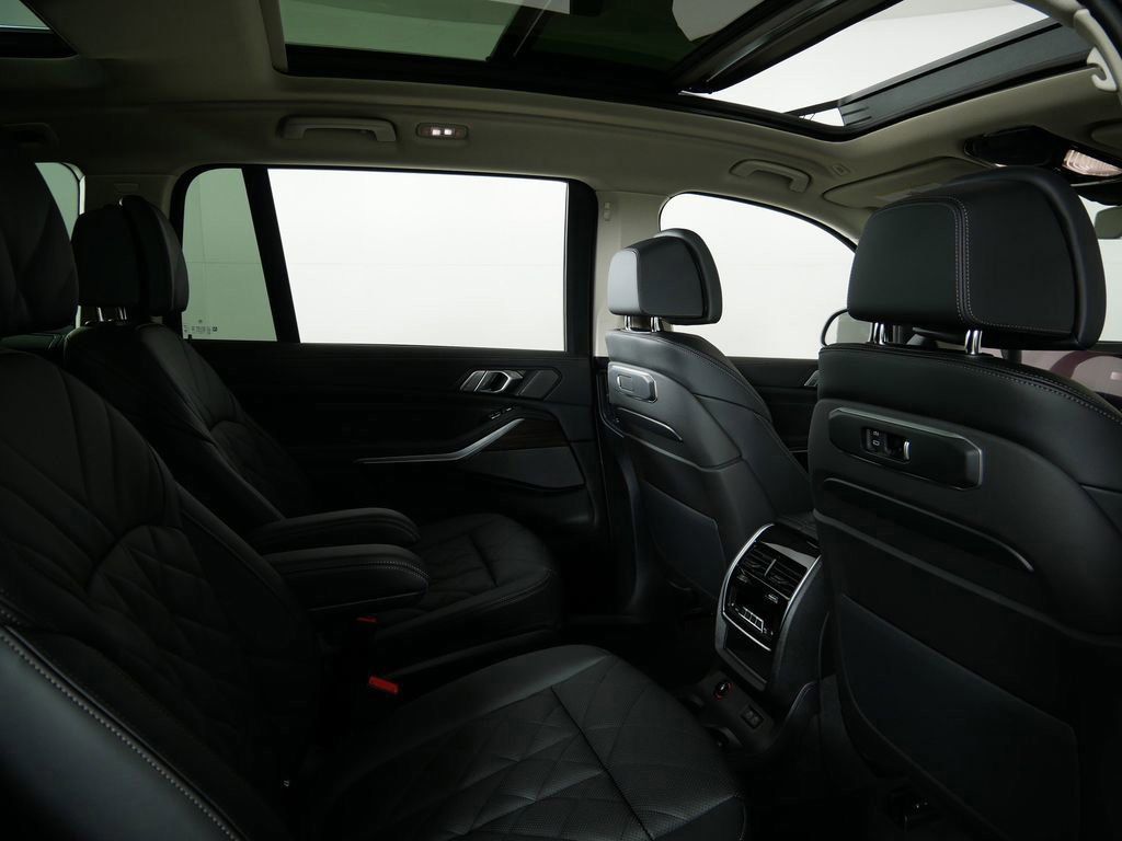 Thumbnail: 2026 BMW X7 - 27