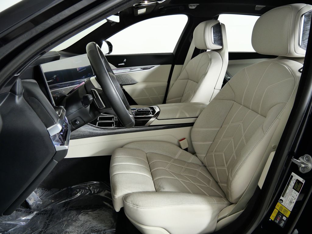 Thumbnail: 2023 BMW i7 - 36