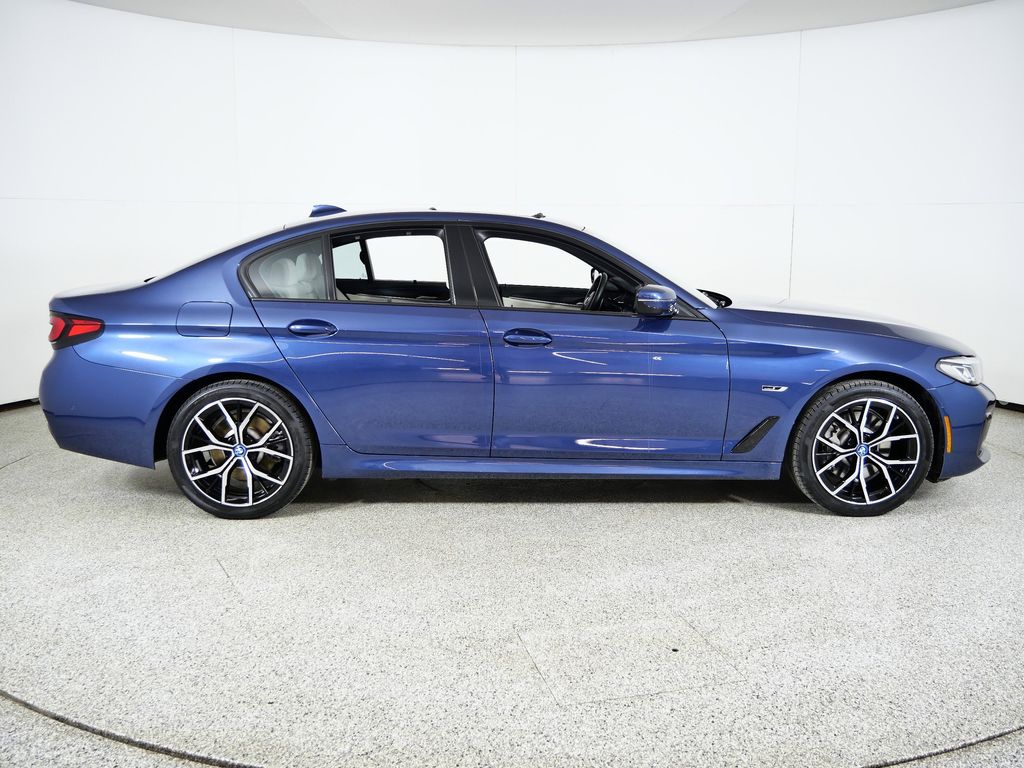 Thumbnail: 2023 BMW 5 Series - 10