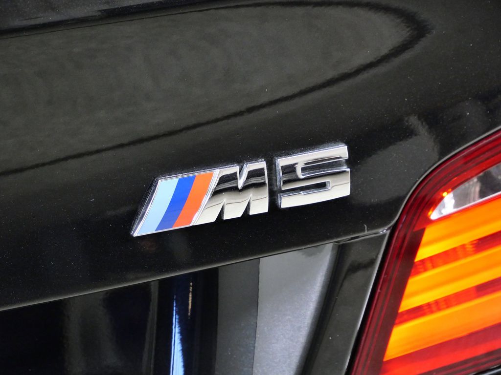 Thumbnail: 2013 BMW M5 - 13