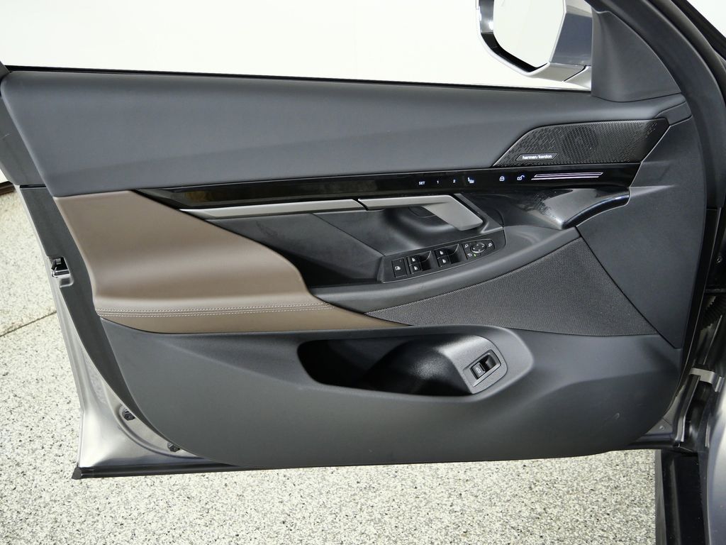 Thumbnail: 2025 BMW 5 Series - 36