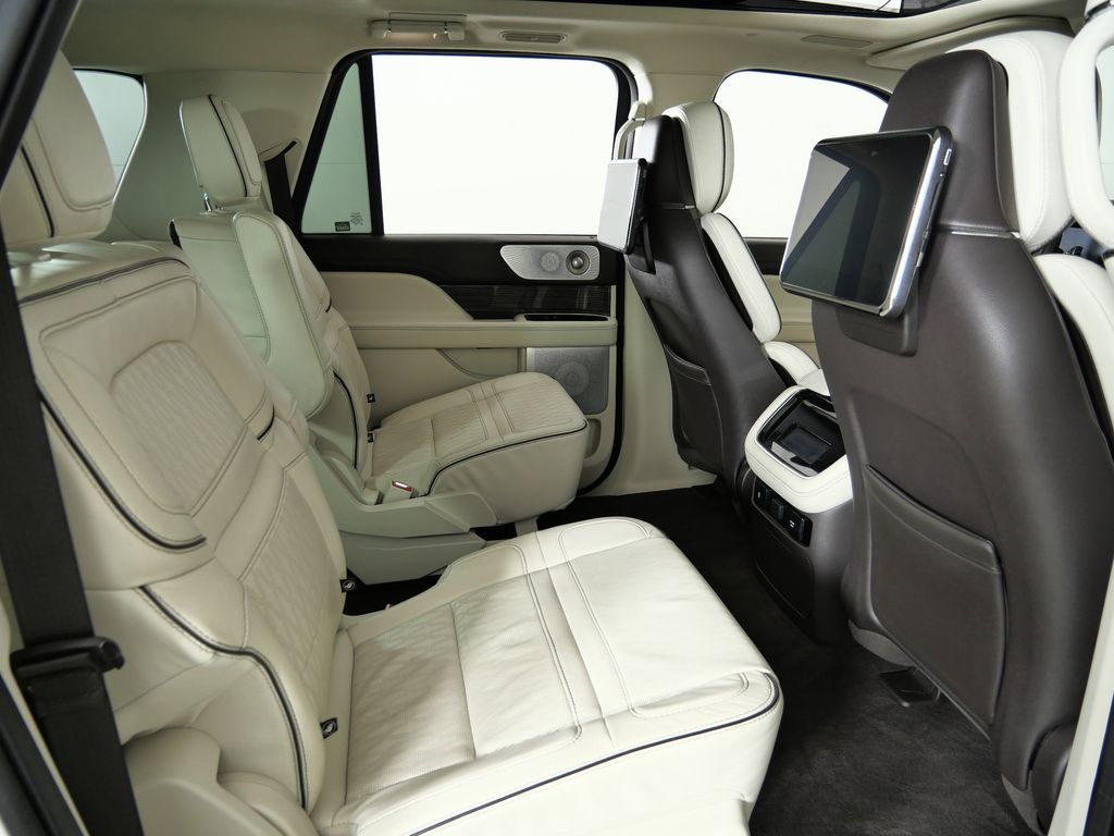 Thumbnail: 2023 Lincoln Navigator L - 26