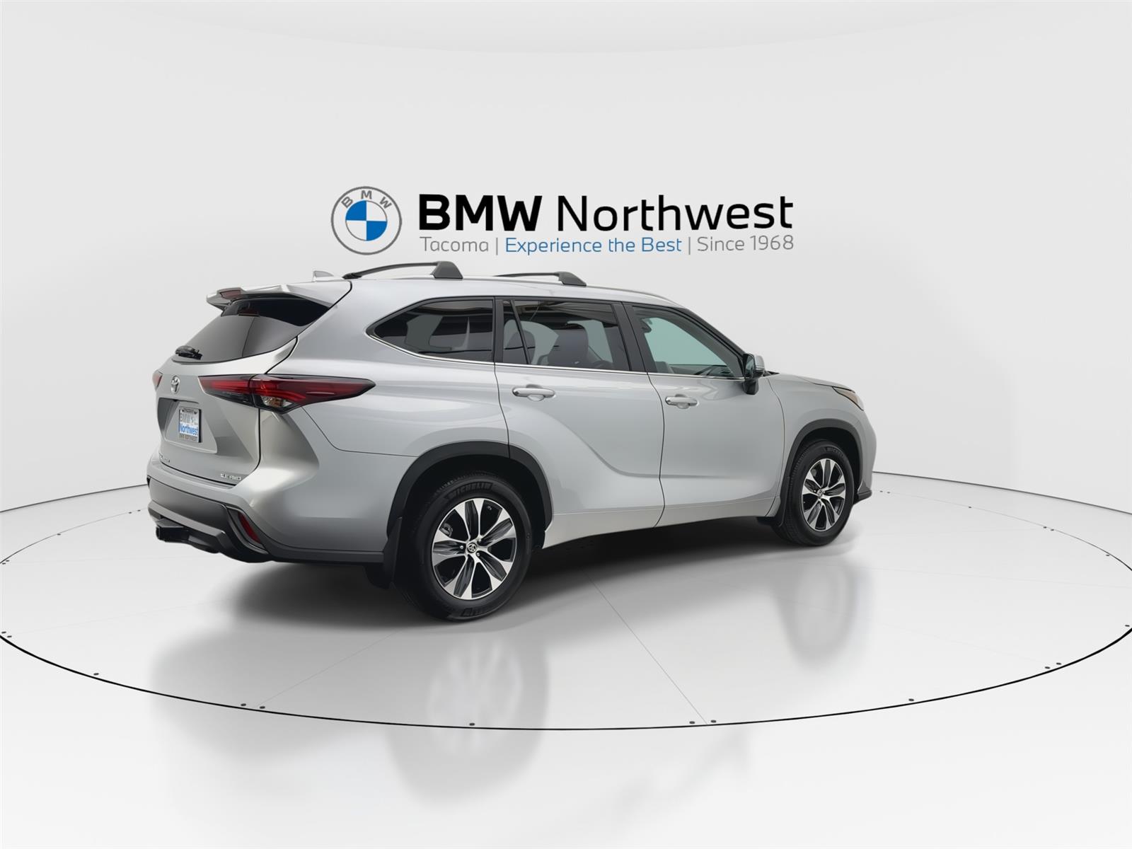 2024 Toyota Highlander XLE photo 2