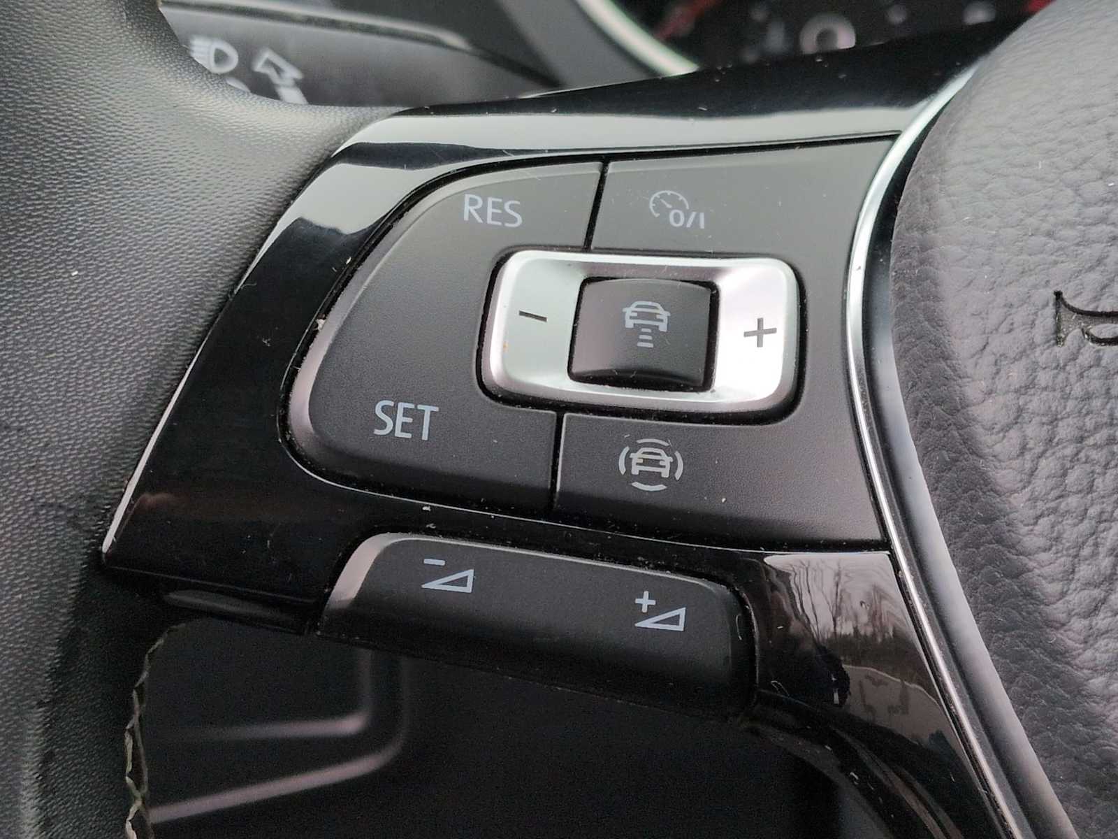 Thumbnail: 2021 Volkswagen Tiguan - 24