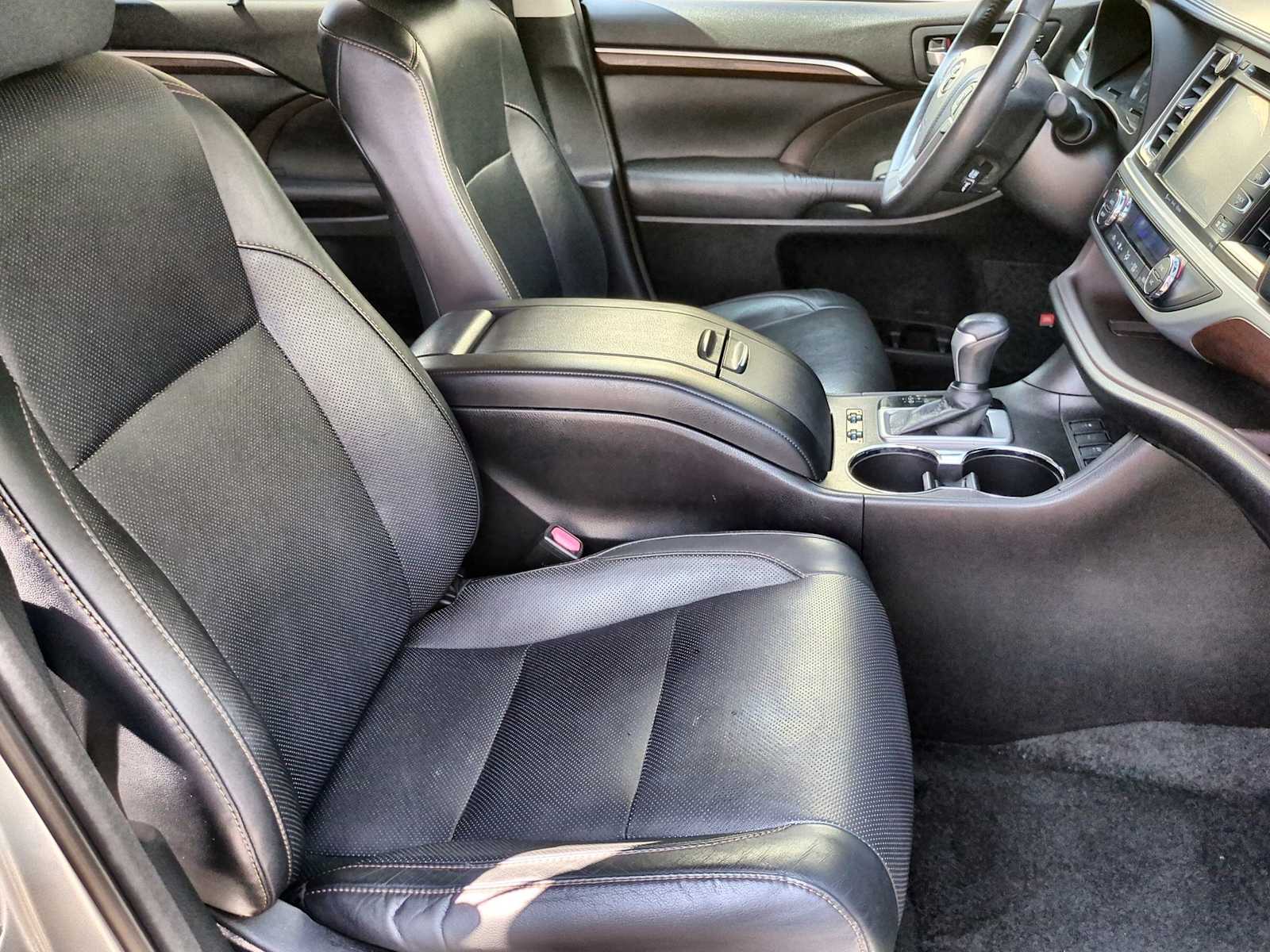 Thumbnail: 2016 Toyota Highlander - 23