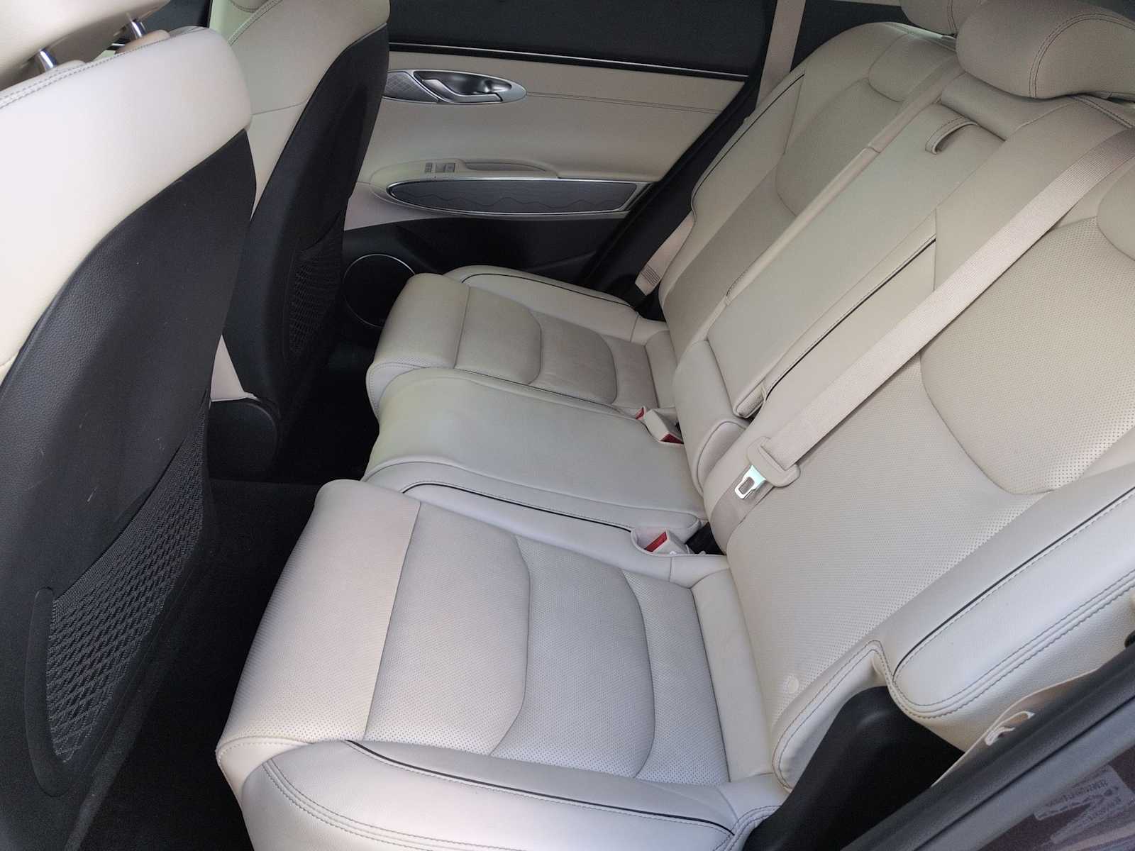 Thumbnail: 2022 Genesis GV70 - 19