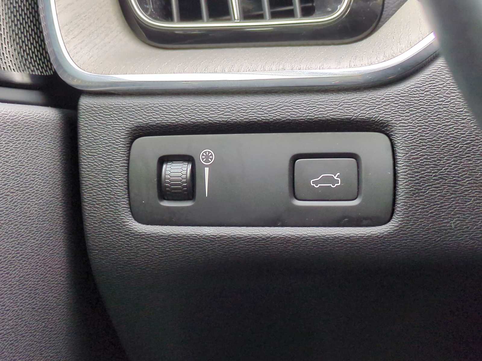 Thumbnail: 2021 Volvo XC60 - 40