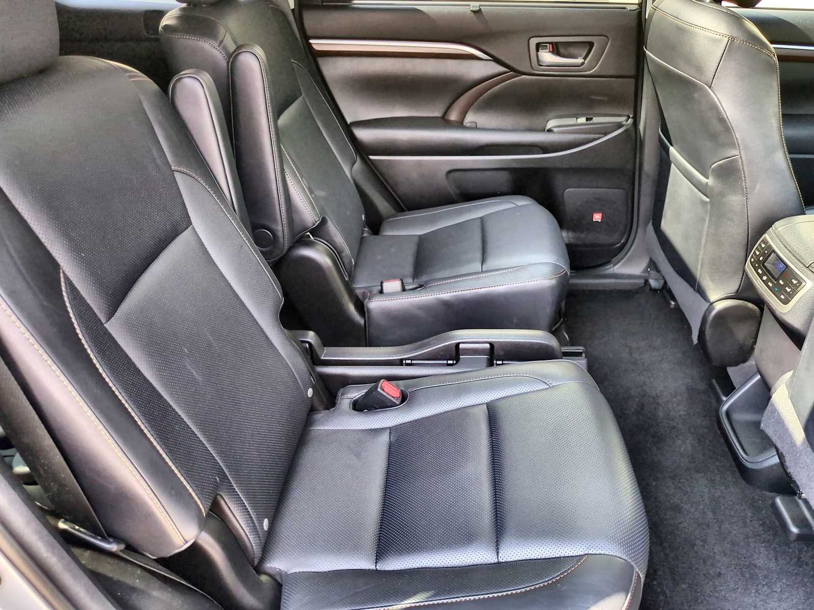 Thumbnail: 2016 Toyota Highlander - 21