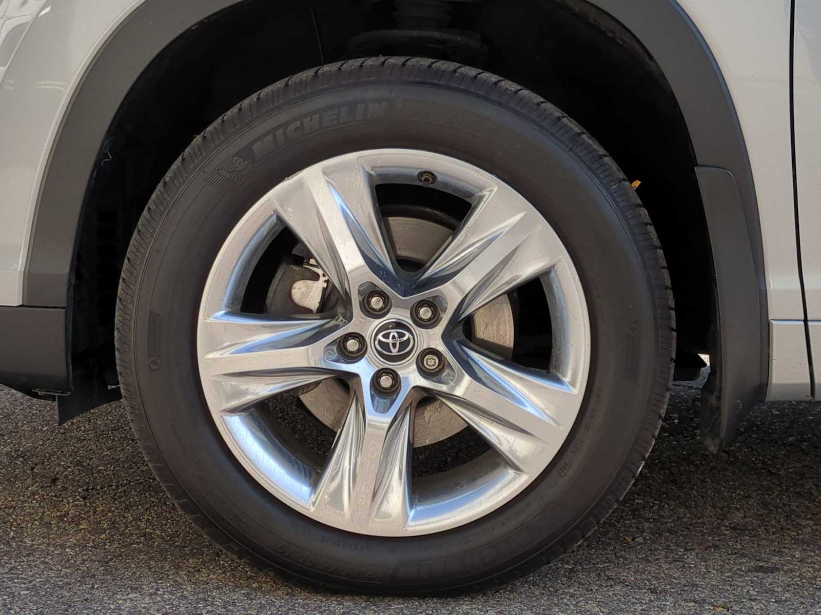 Thumbnail: 2016 Toyota Highlander - 14