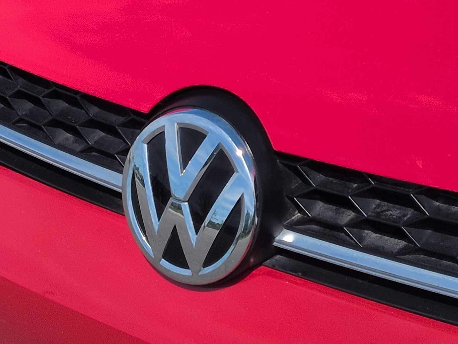 Thumbnail: 2017 Volkswagen Golf - 12