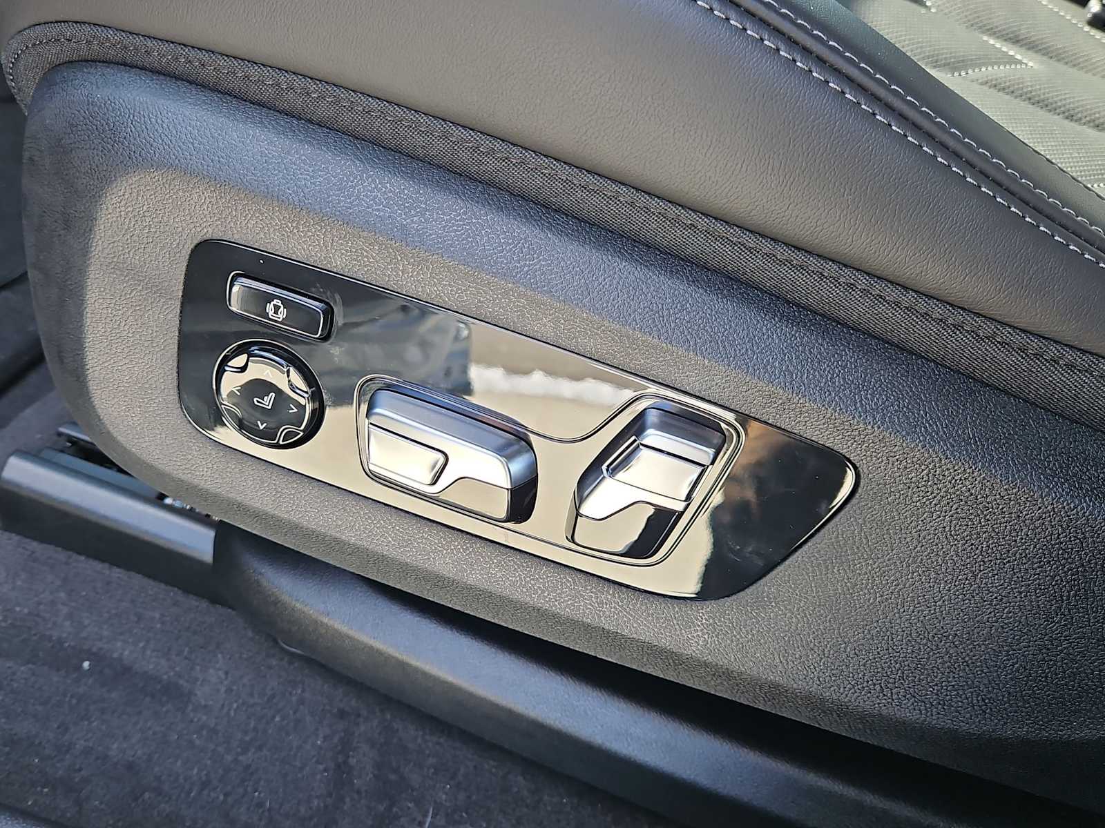 Thumbnail: 2026 BMW XM - 24