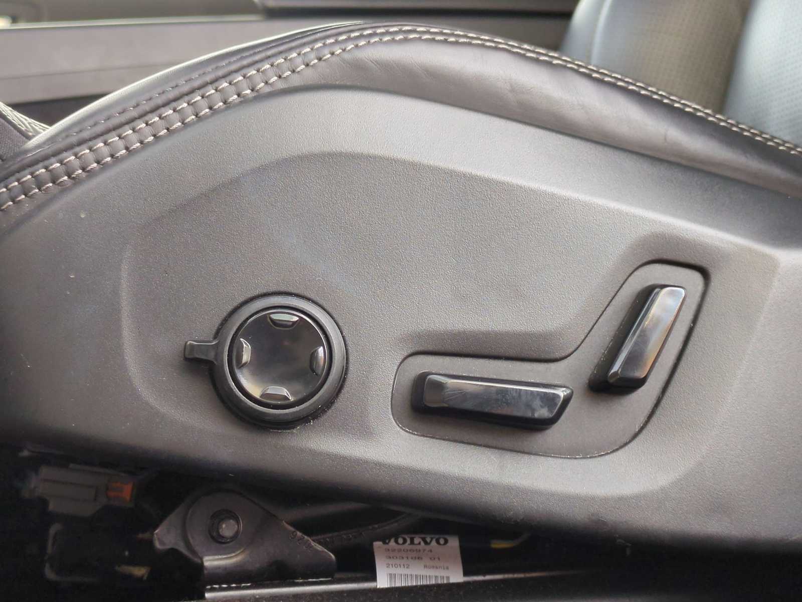 Thumbnail: 2021 Volvo XC60 - 17