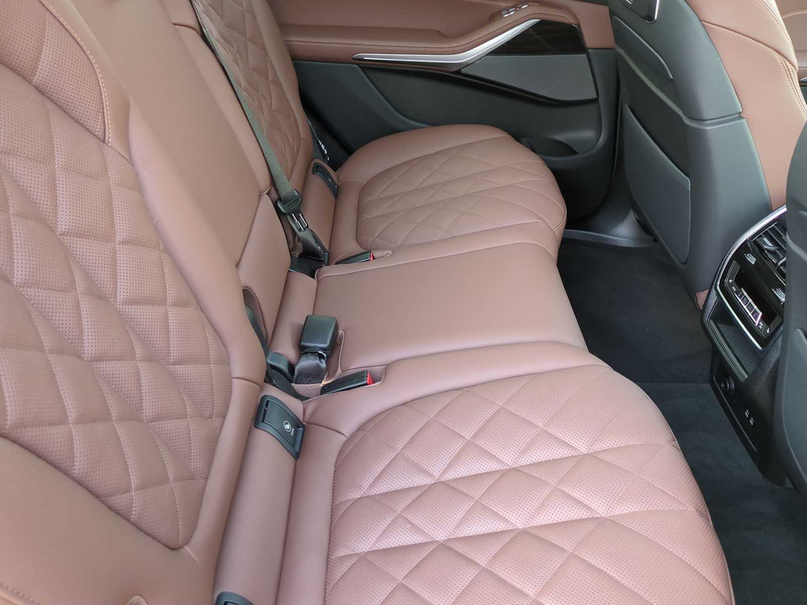 Thumbnail: 2026 BMW X7 - 21