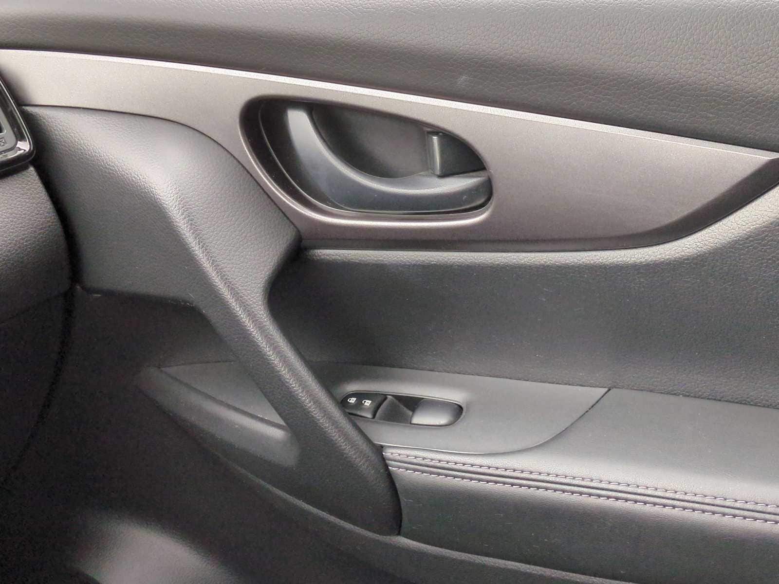 Thumbnail: 2019 Nissan Rogue Sport - 36