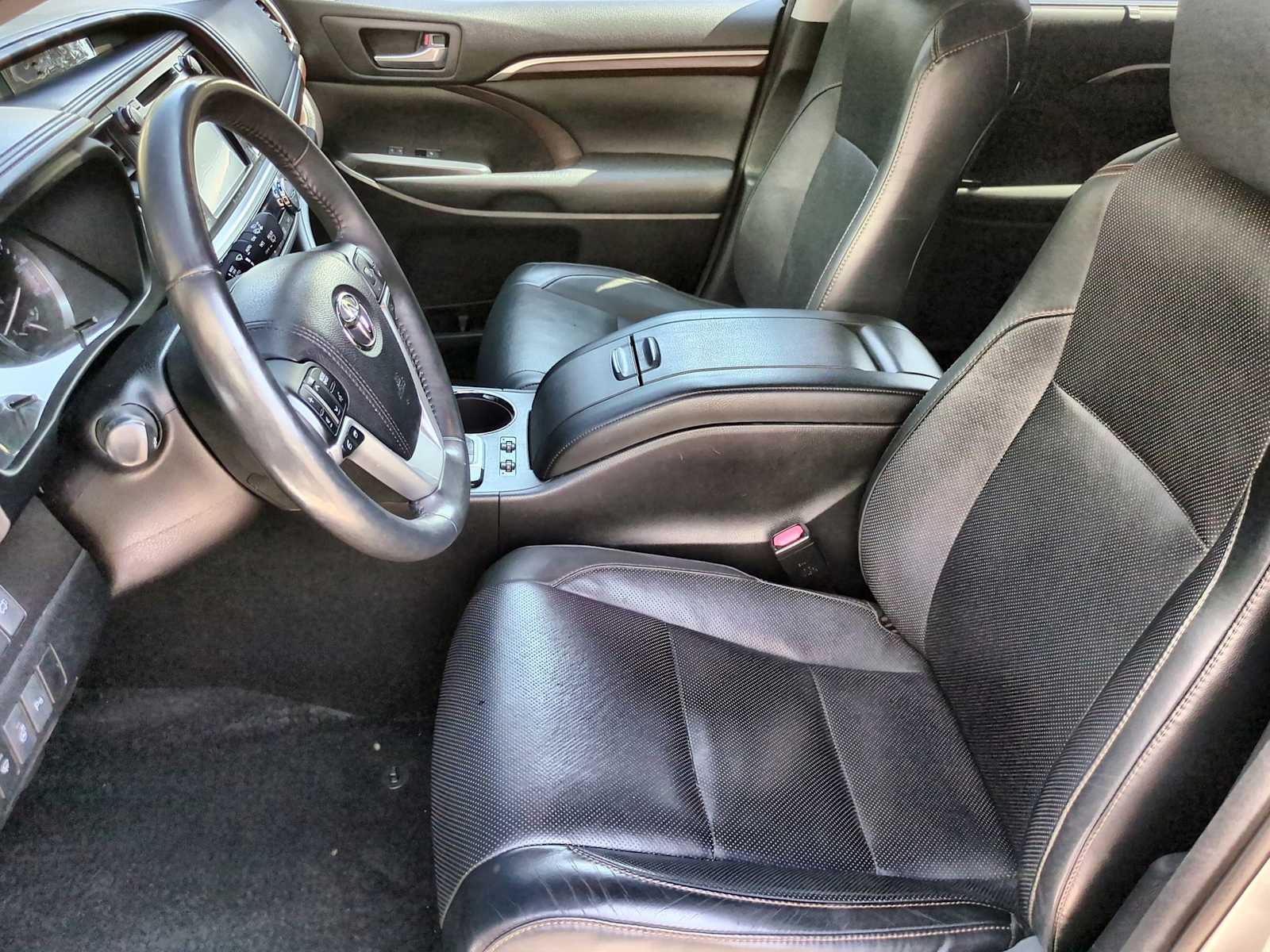 Thumbnail: 2016 Toyota Highlander - 16