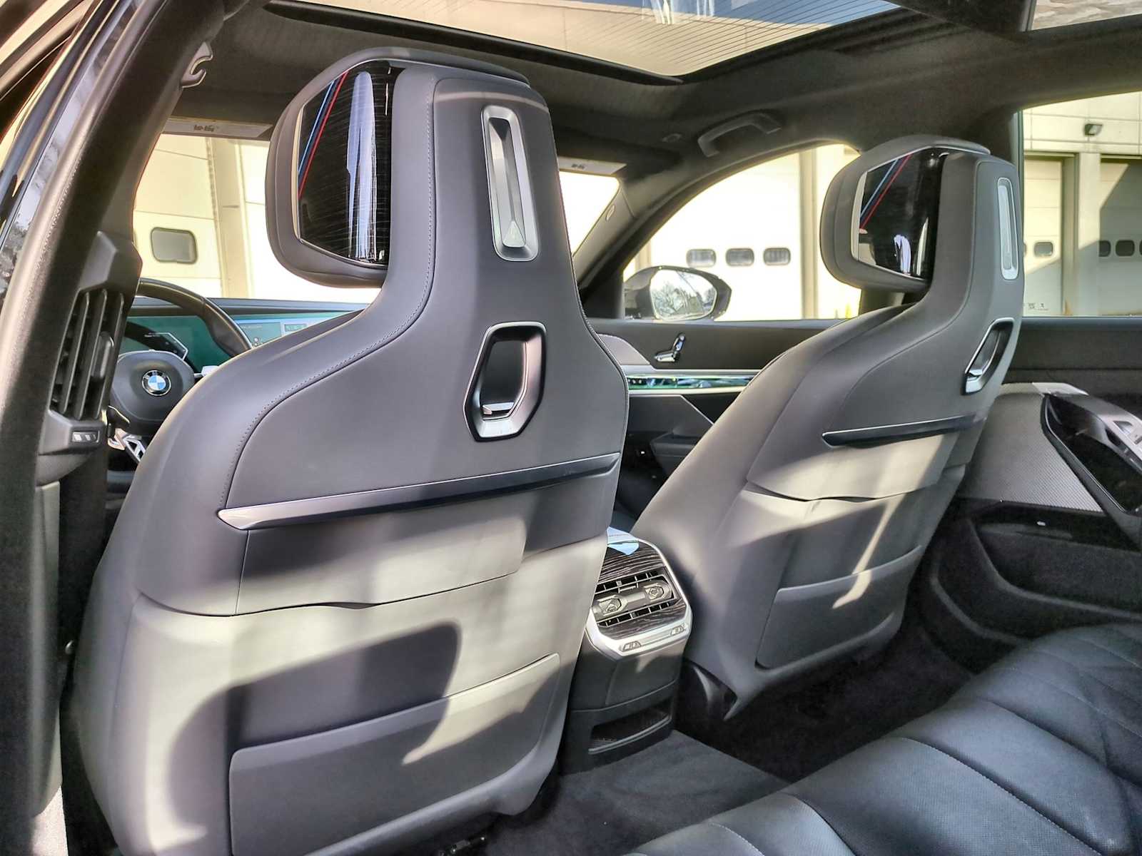 Thumbnail: 2024 BMW 7 Series - 18