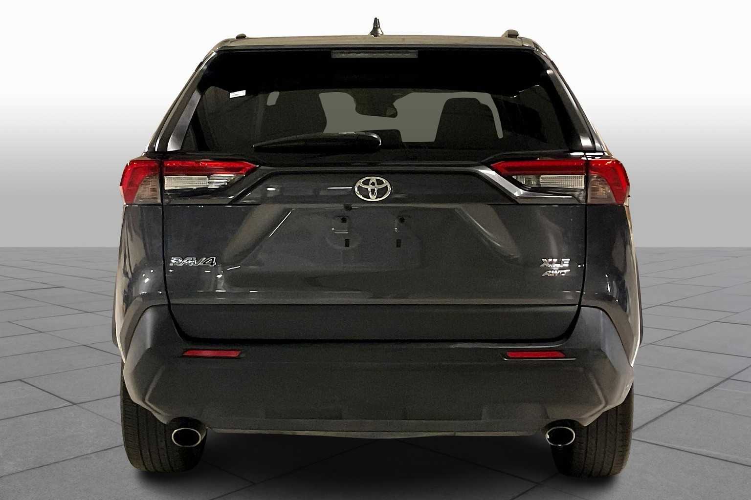 2022 Toyota RAV4 XLE Premium photo 3