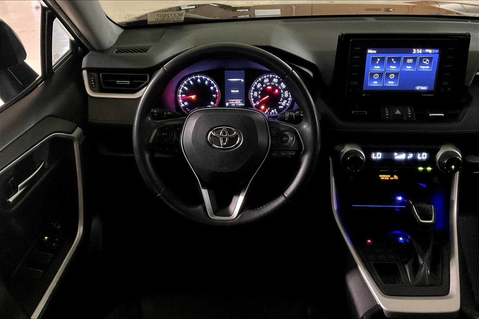 2022 Toyota RAV4 XLE Premium photo 4