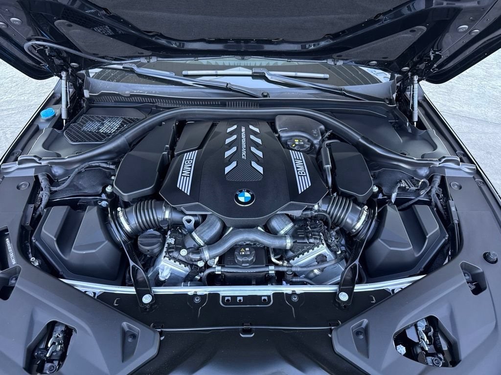 2026 BMW 8 Series M850i - Photo 22