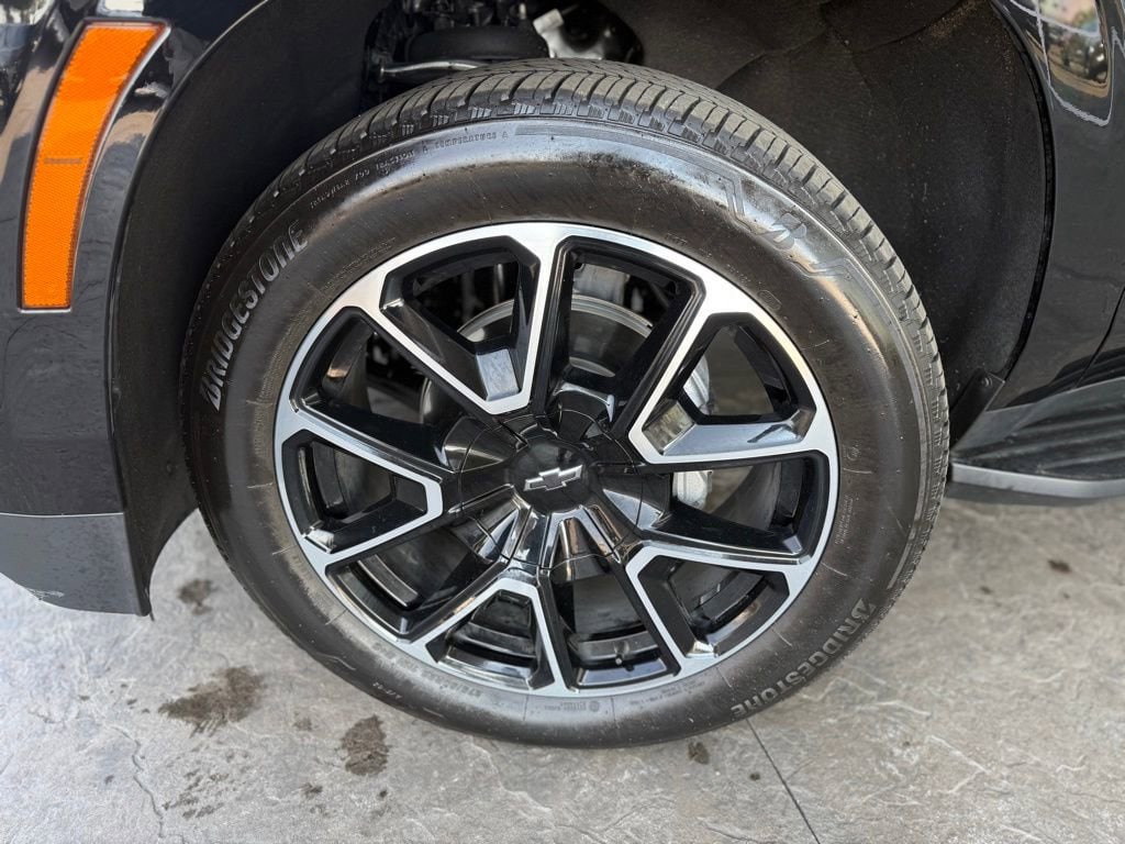 2025 Chevrolet Suburban RST photo 5