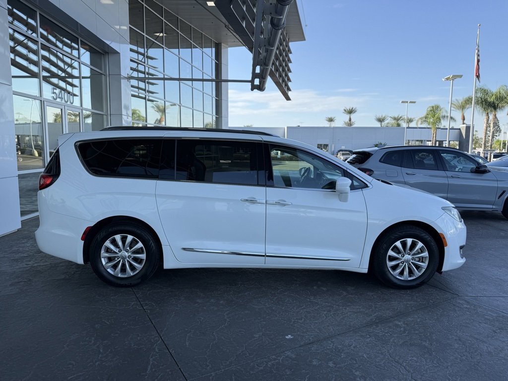 2018 Chrysler Pacifica Touring L photo 3