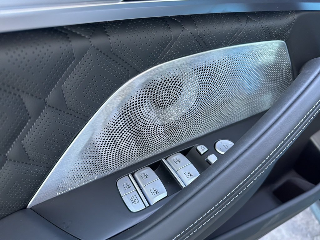 2026 BMW 8 Series M850i - Photo 8
