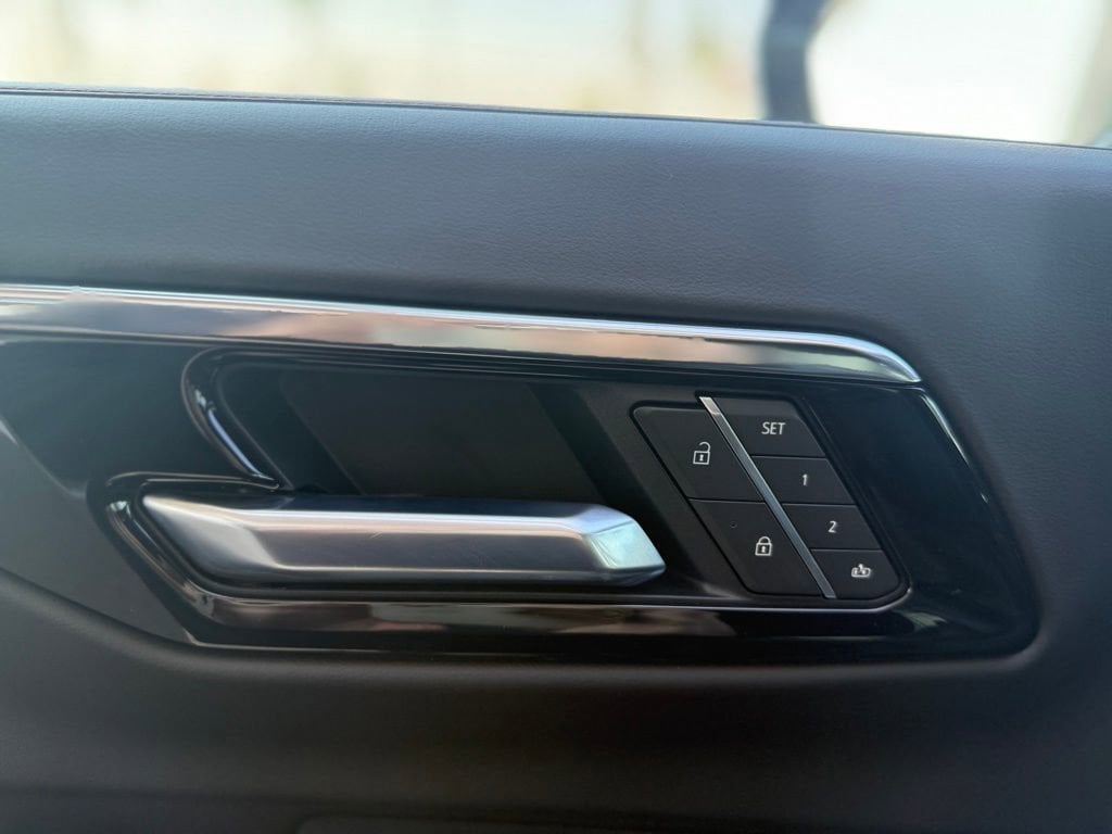 2025 Chevrolet Suburban RST photo 6