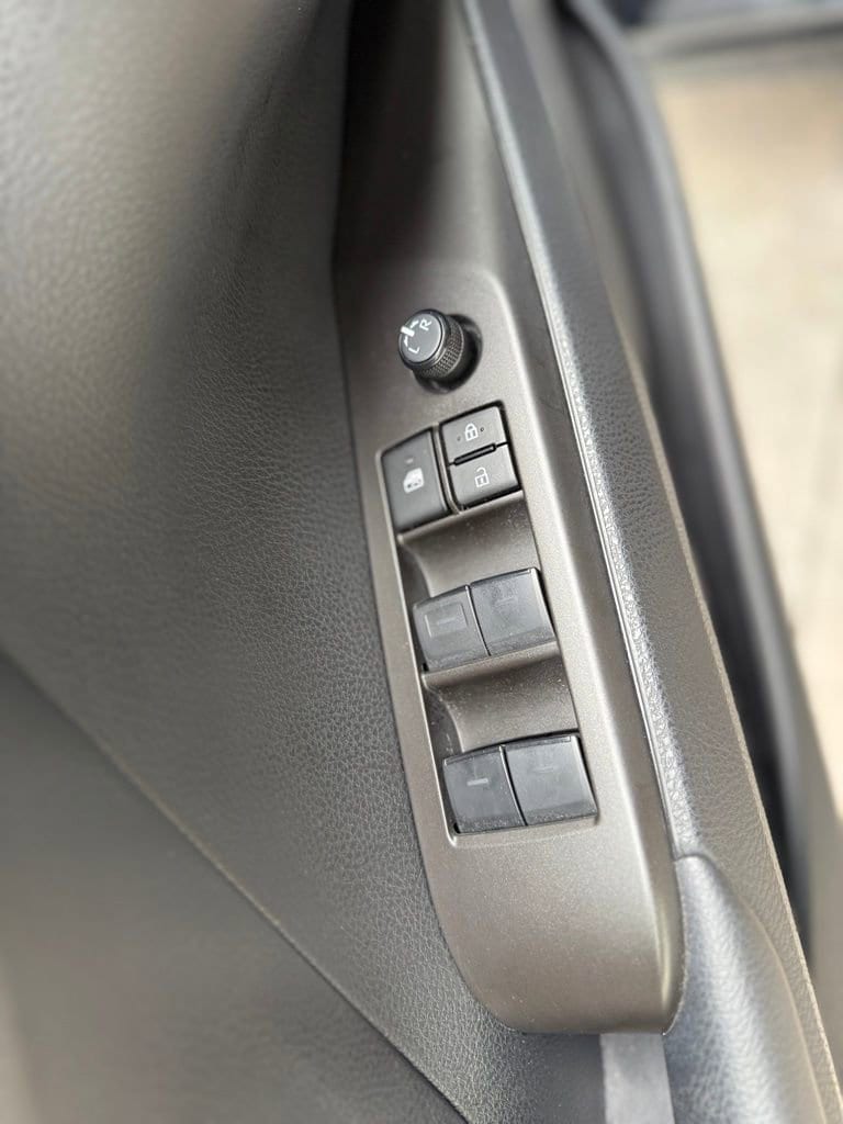 2024 Toyota Camry Hybrid SE photo 6