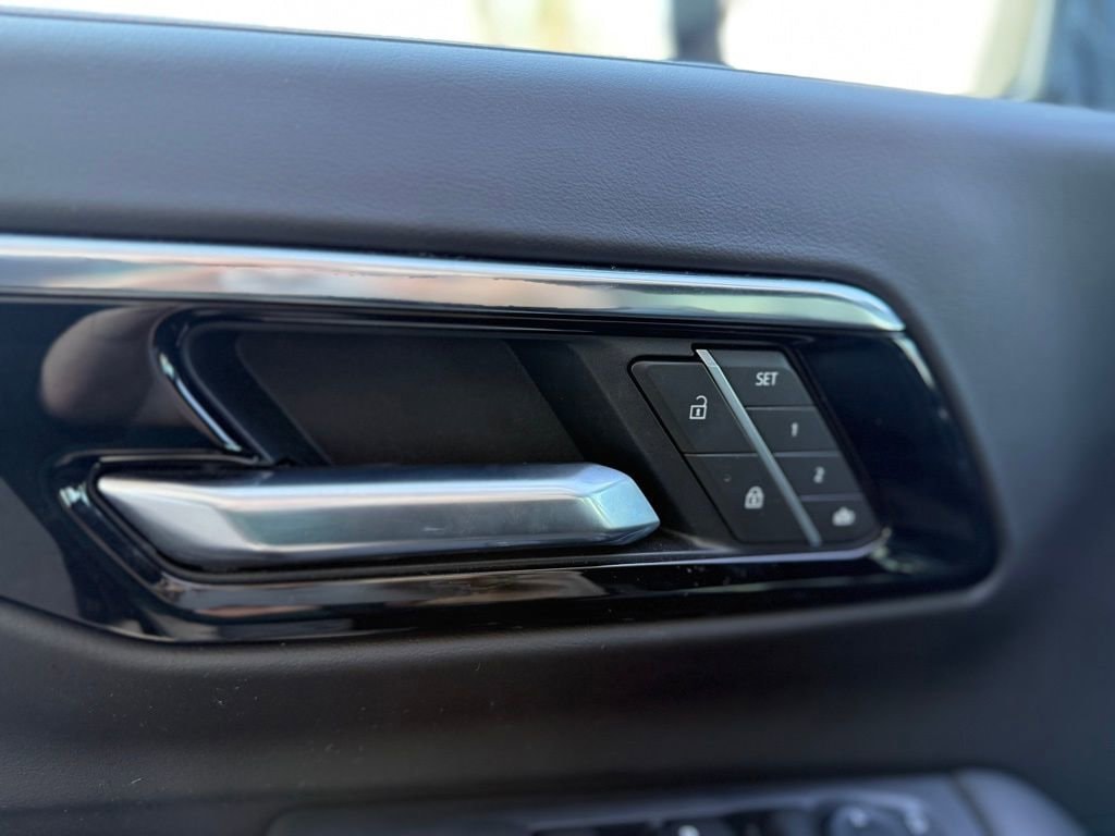 2025 Chevrolet Suburban RST photo 6