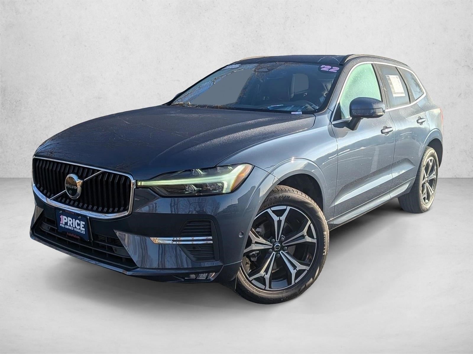 2022 Volvo XC60 Momentum's photo