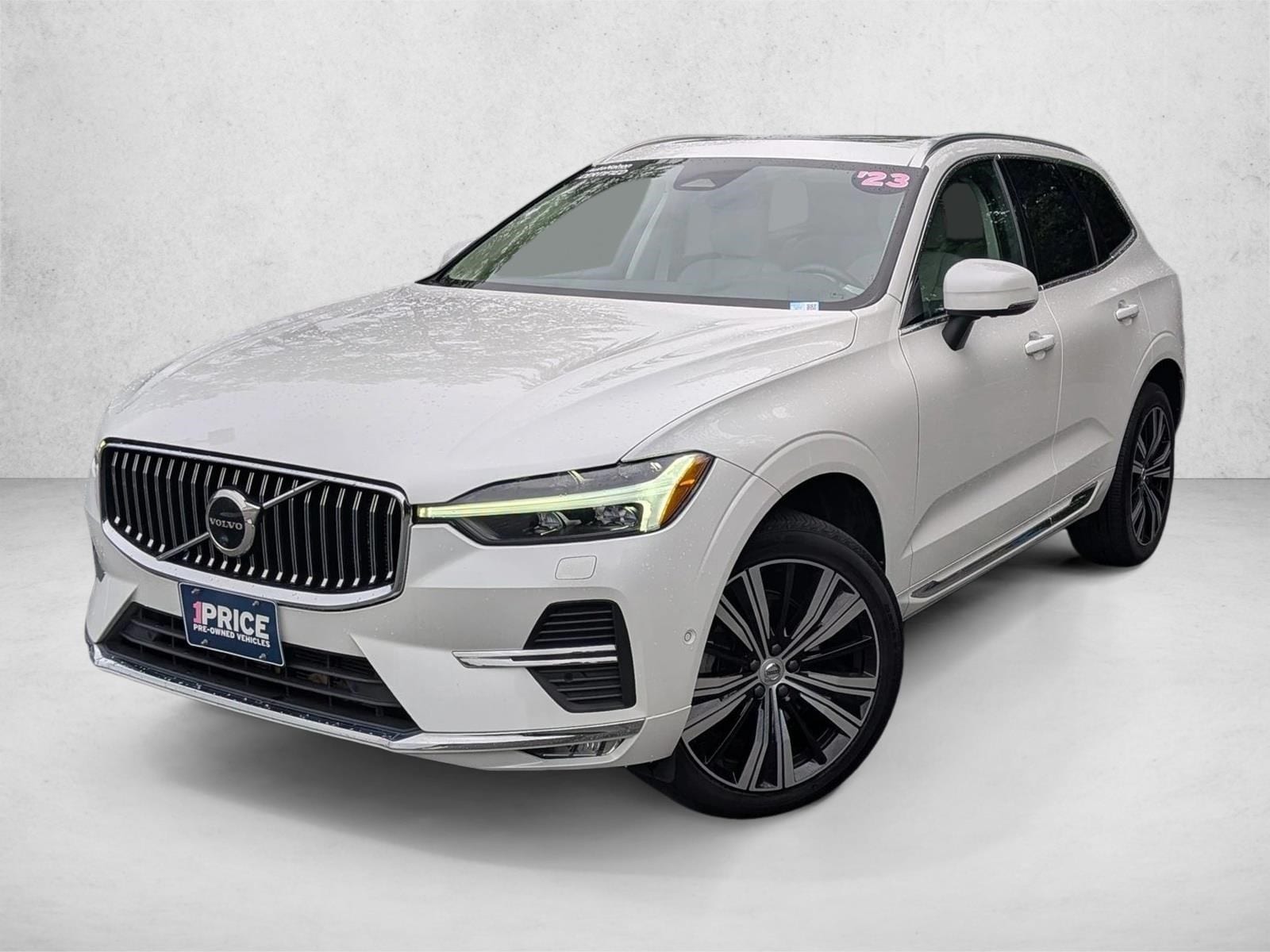 2023 Volvo XC60 B5 Plus Bright Theme AWD's photo