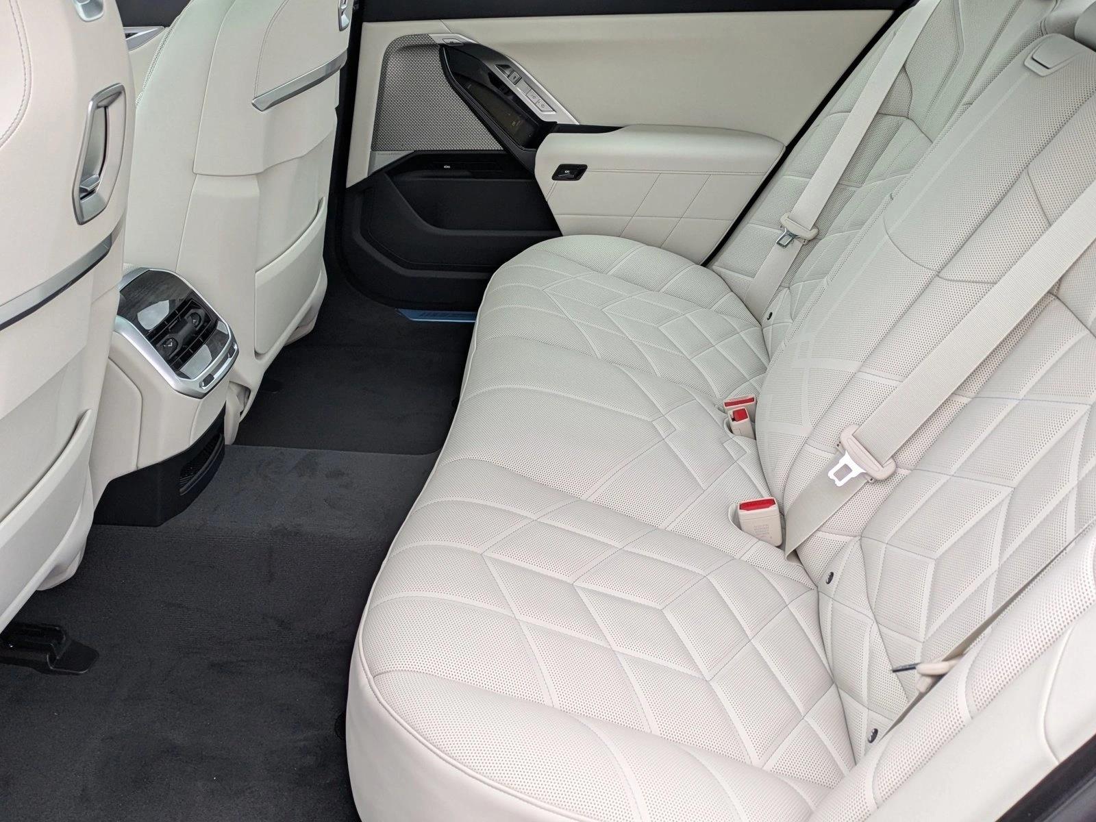 2026 BMW 7 Series 750e - Photo 17