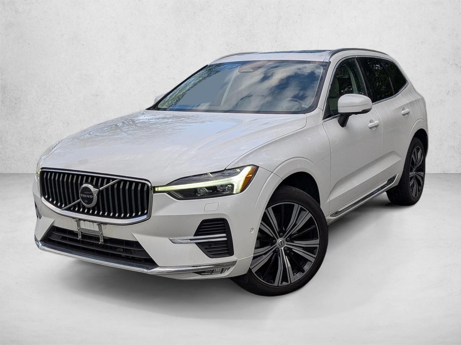 2023 Volvo XC60 B5 Plus Bright Theme AWD's photo