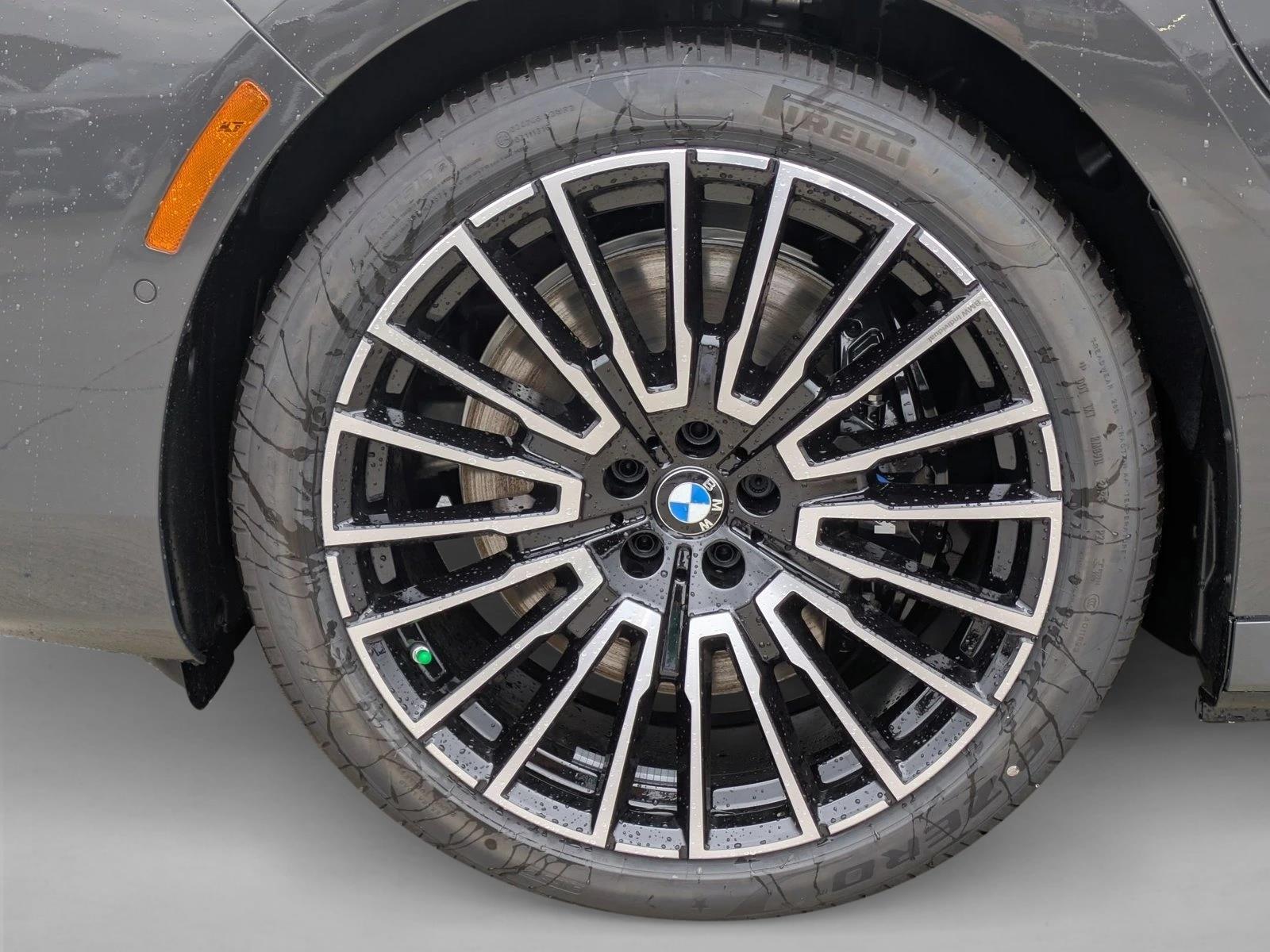 2026 BMW 7 Series 750e - Photo 10