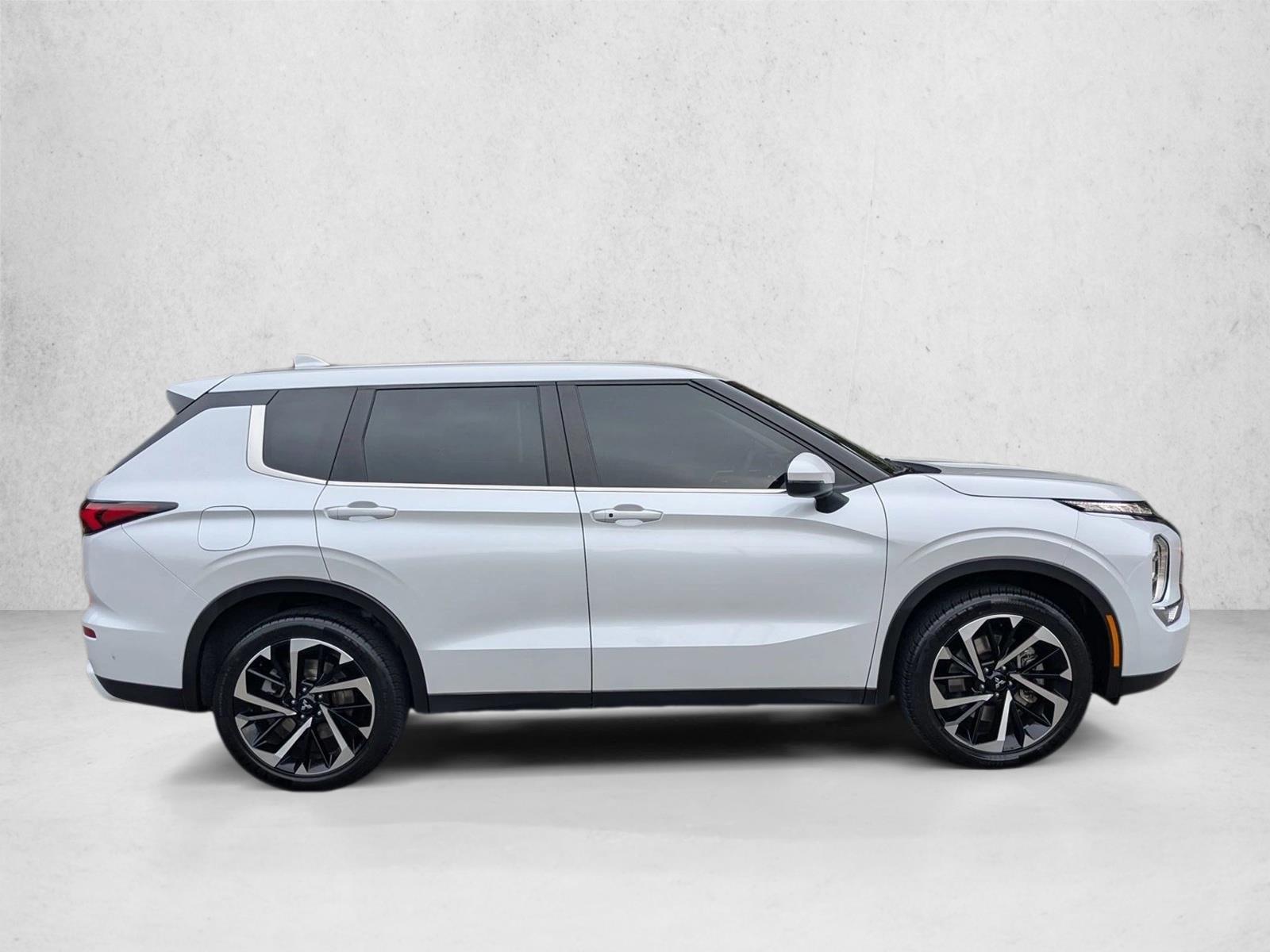 2023 Mitsubishi Outlander SE photo 3