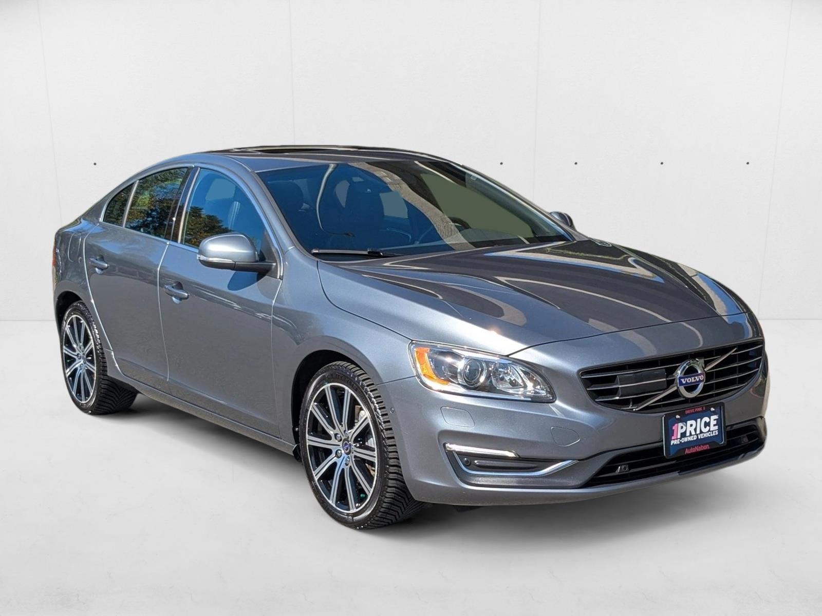 2016 Volvo S60 T6 Drive-E Platinum photo 2