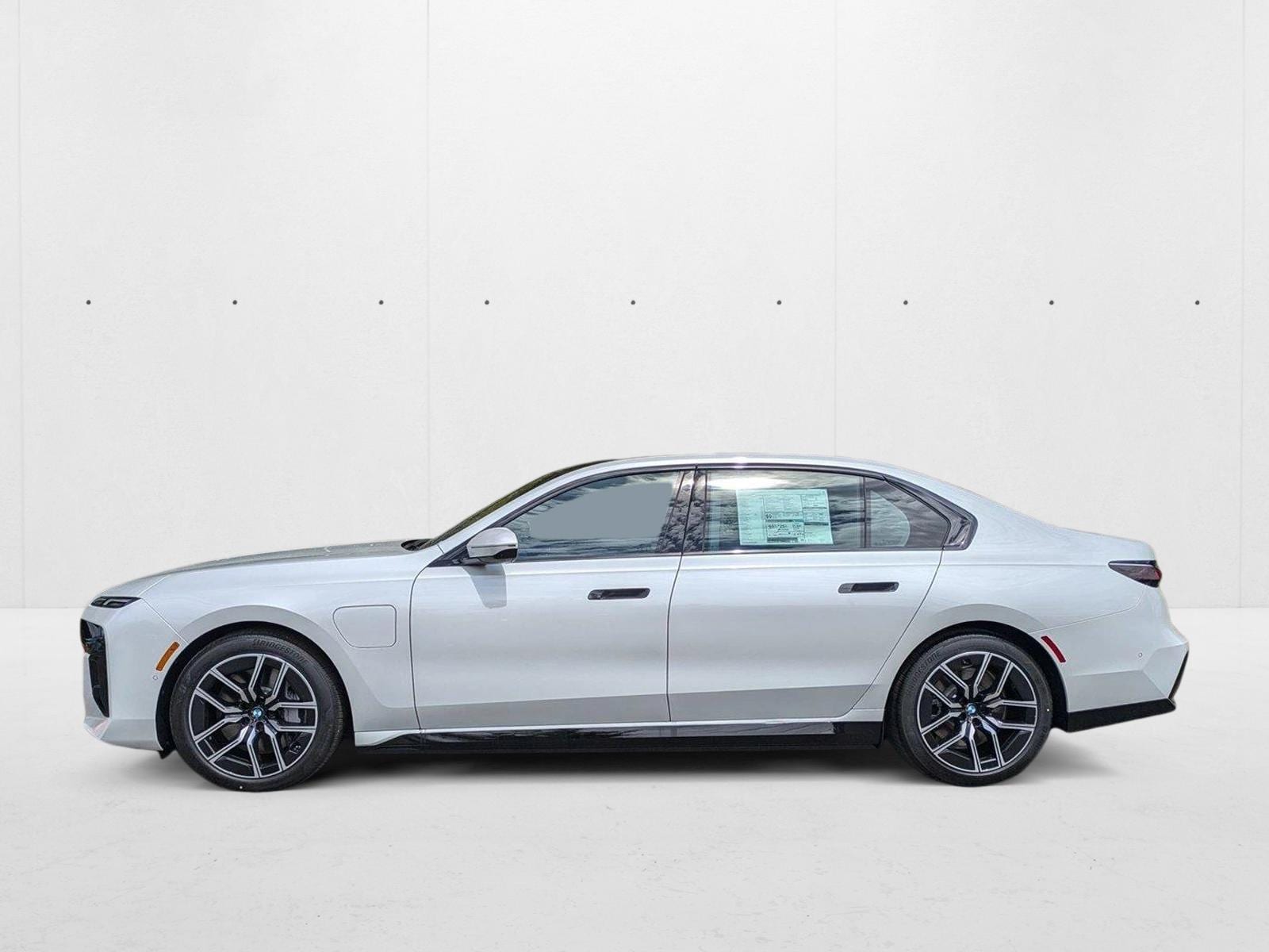 2025 BMW 7 Series 750e - Photo 9