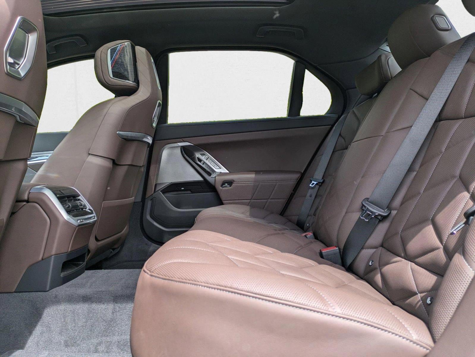 2025 BMW 7 Series 750e - Photo 17