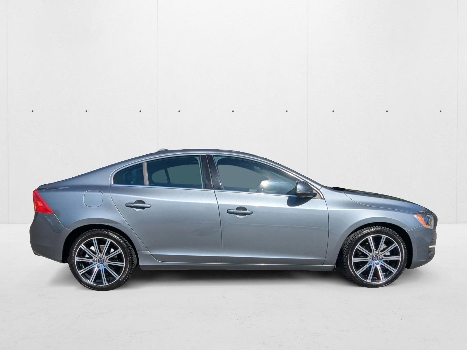 2016 Volvo S60 T6 Drive-E Platinum photo 3