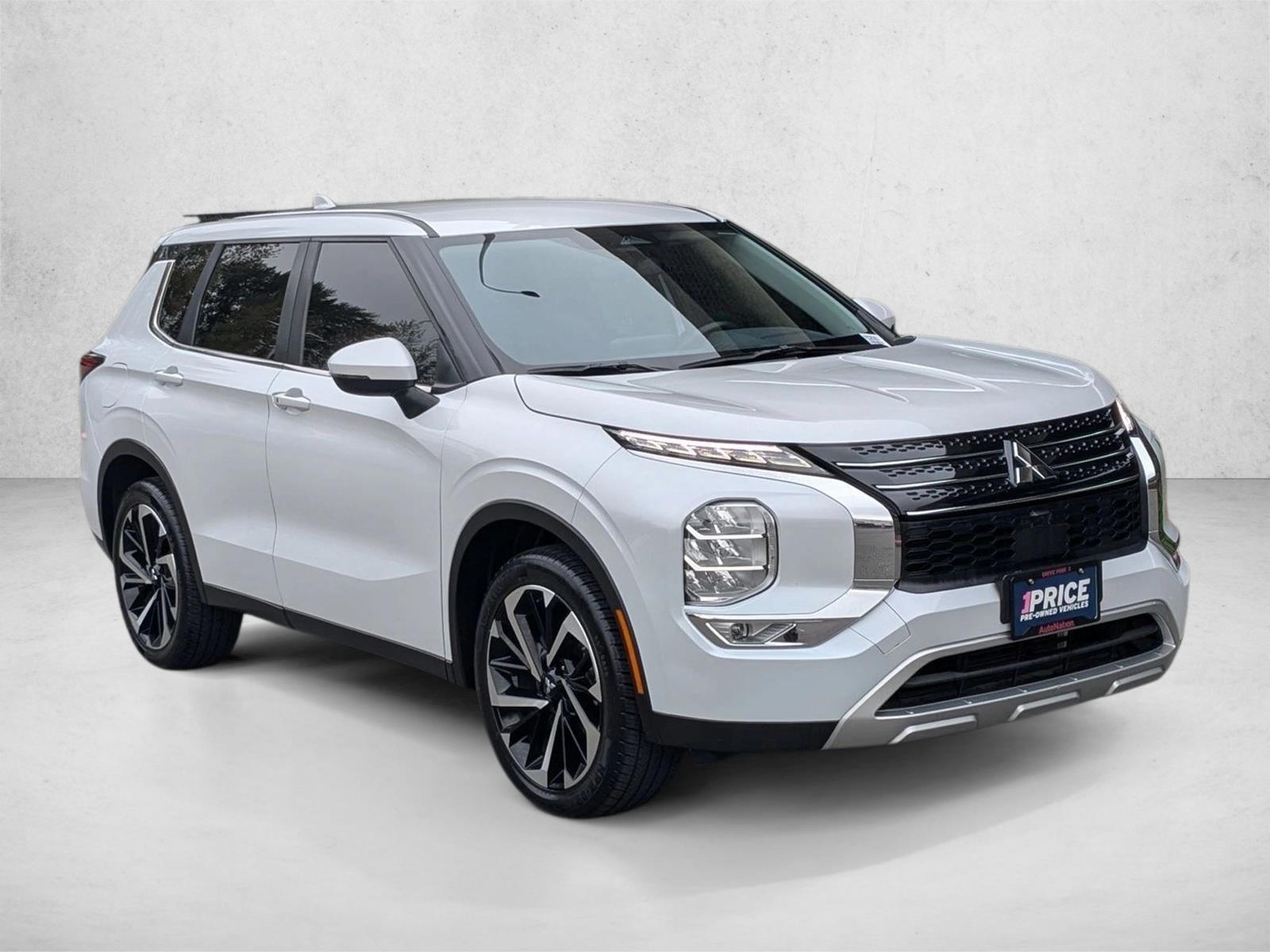 2023 Mitsubishi Outlander SE photo 2