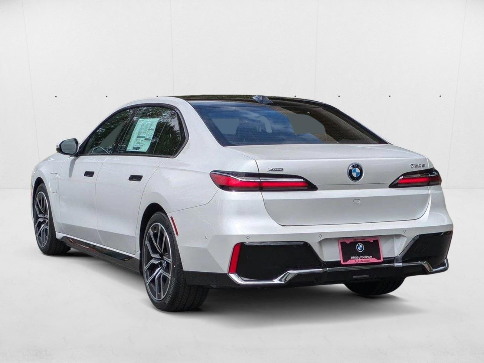 2025 BMW 7 Series 750e - Photo 8