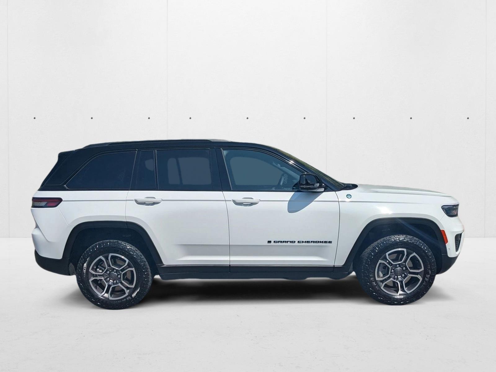 2023 Jeep Cherokee 4xe Trailhawk photo 2