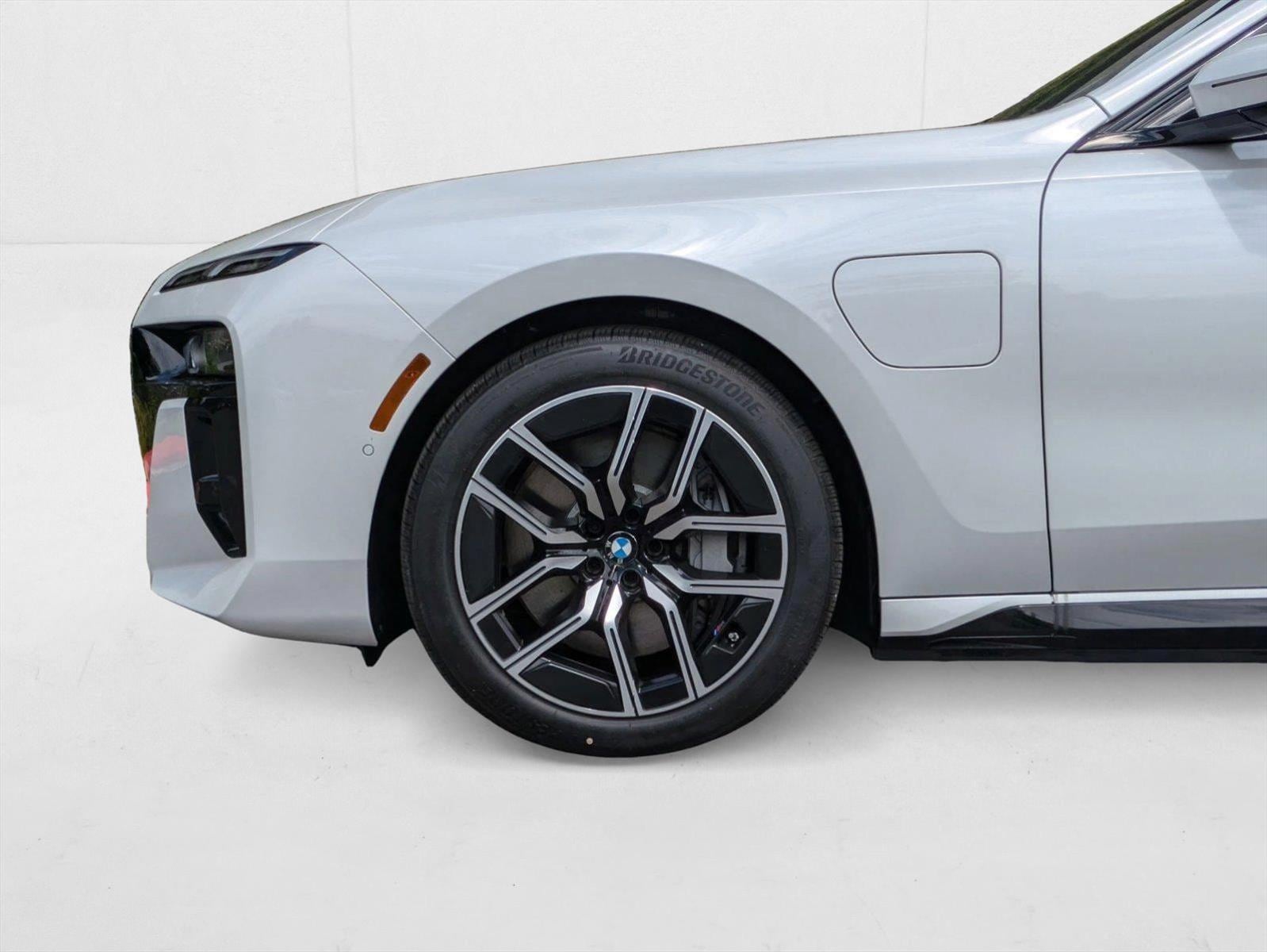 2025 BMW 7 Series 750e - Photo 10