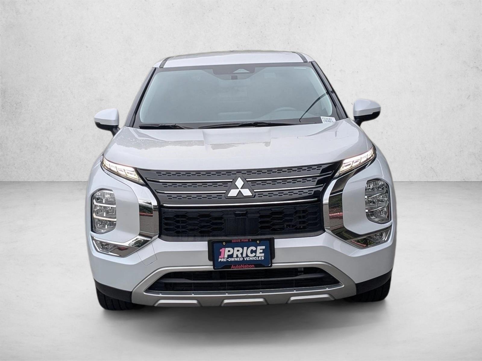 2023 Mitsubishi Outlander SE photo 2