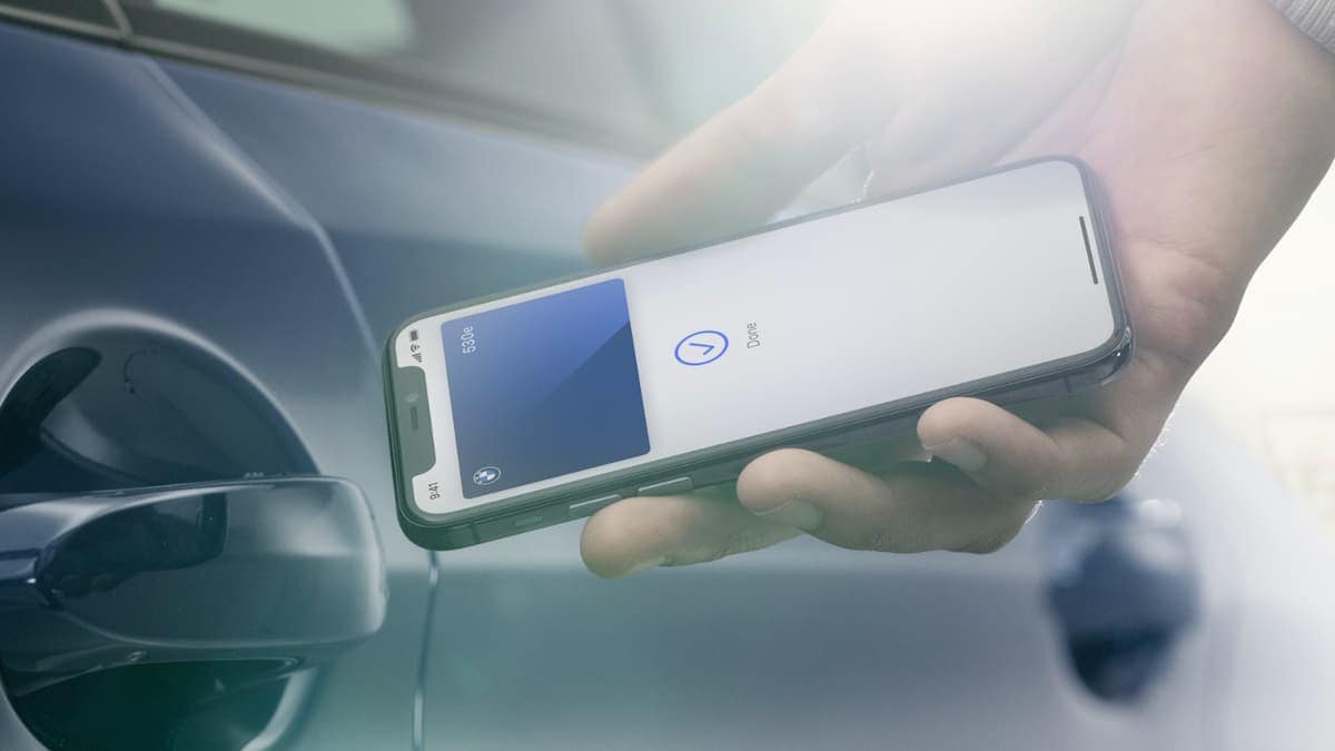 Person using a BMW Digital Key to open their BMW