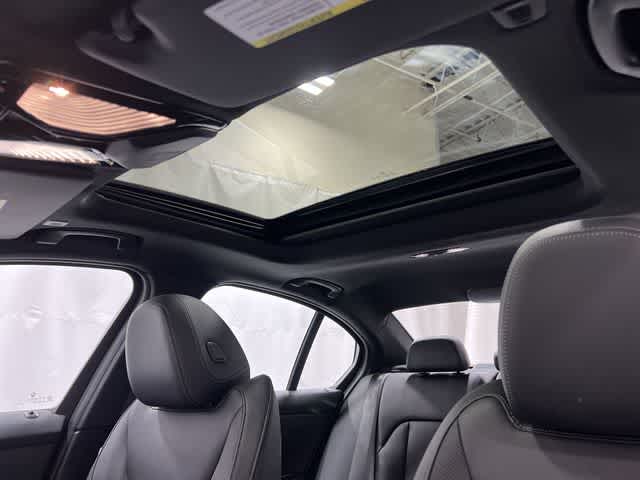 Thumbnail: 2024 BMW 3 Series - 23