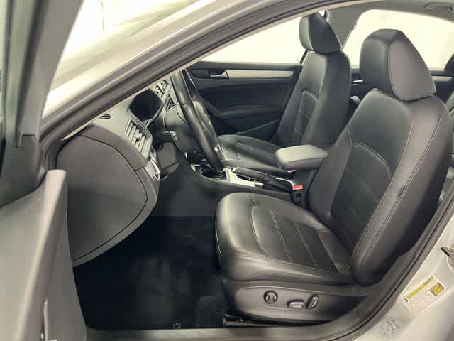 Thumbnail: 2013 Volkswagen Passat - 21