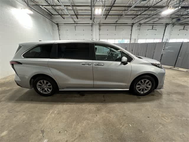 Thumbnail: 2021 Toyota Sienna - 15