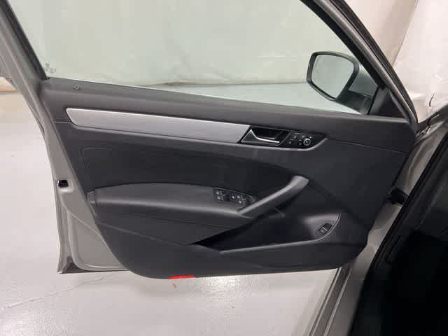 Thumbnail: 2013 Volkswagen Passat - 32